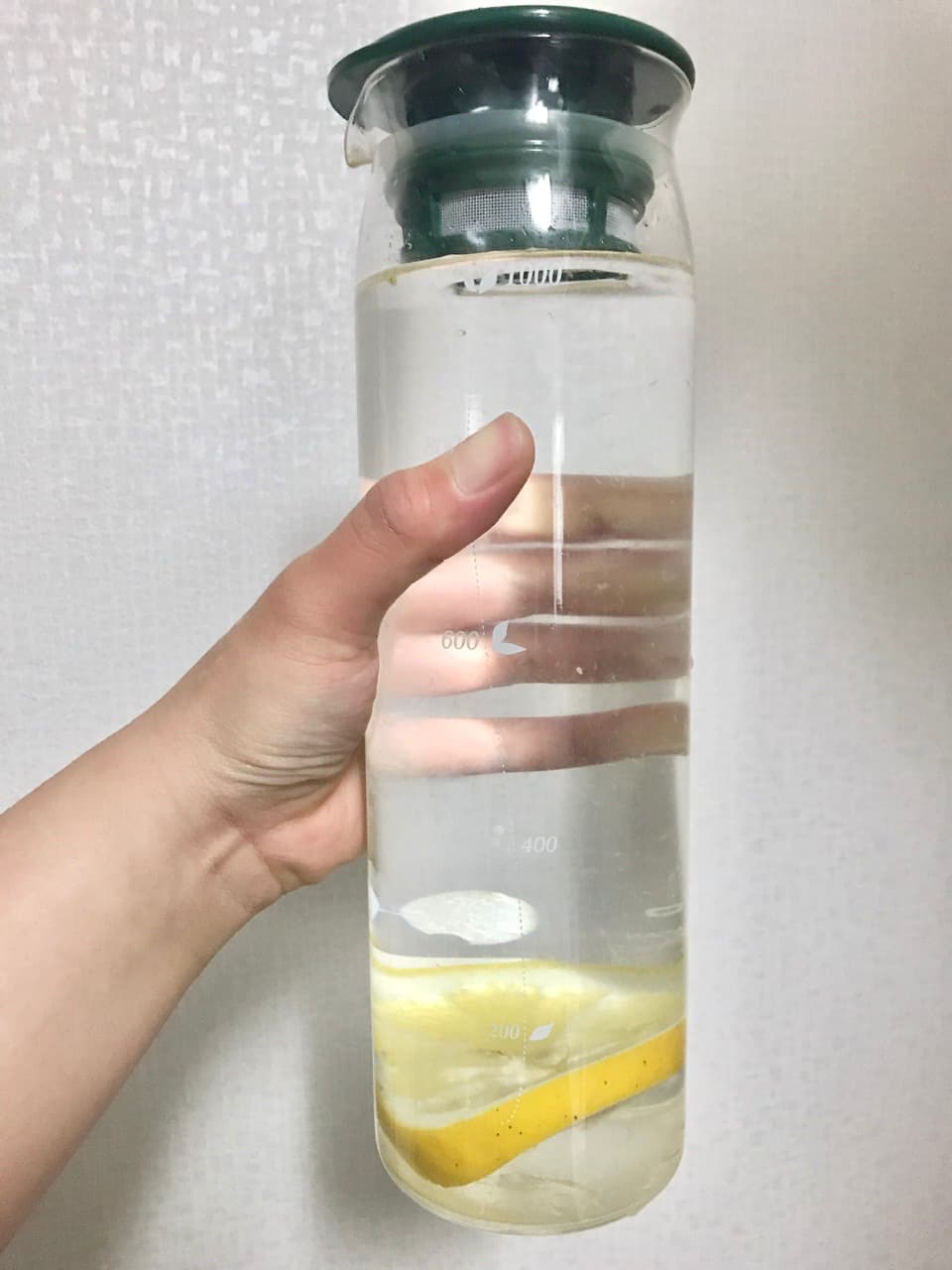 ガラスボトルでレモン水